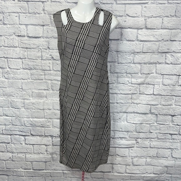 Carmen Marc Valvo Dresses & Skirts - Carmen Marc Valvo Black & White Houndstooth Knit Midi Dress Sleeveless